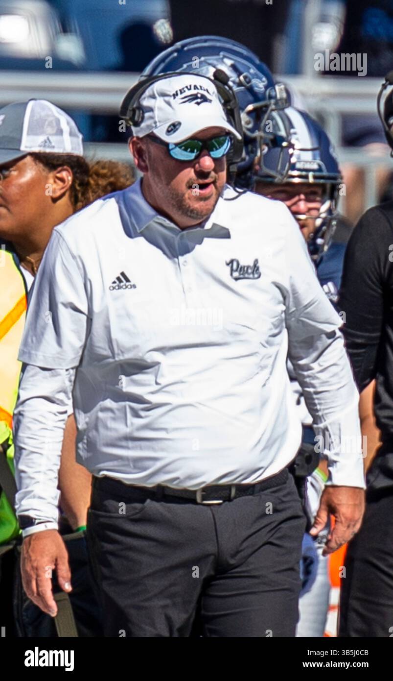 3 settembre 2022 Reno, NV USA, allenatore del Nevada Ken Wilson a bordo campo durante la partita di football NCAA tra Texas State Bobcats e Nevada Wolf Pack. Nevada ha vinto 38-14 al Mackay Stadium di Reno, Nevada Thurman James/CSM (immagine di credito: © Thurman James/CSM tramite ZUMA Press Wire) Foto Stock