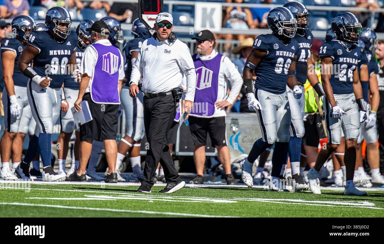 3 settembre 2022 Reno, NV USA, allenatore del Nevada Ken Wilson a bordo campo durante la partita di football NCAA tra Texas State Bobcats e Nevada Wolf Pack. Nevada ha vinto 38-14 al Mackay Stadium di Reno, Nevada Thurman James/CSM (immagine di credito: © Thurman James/CSM tramite ZUMA Press Wire) Foto Stock