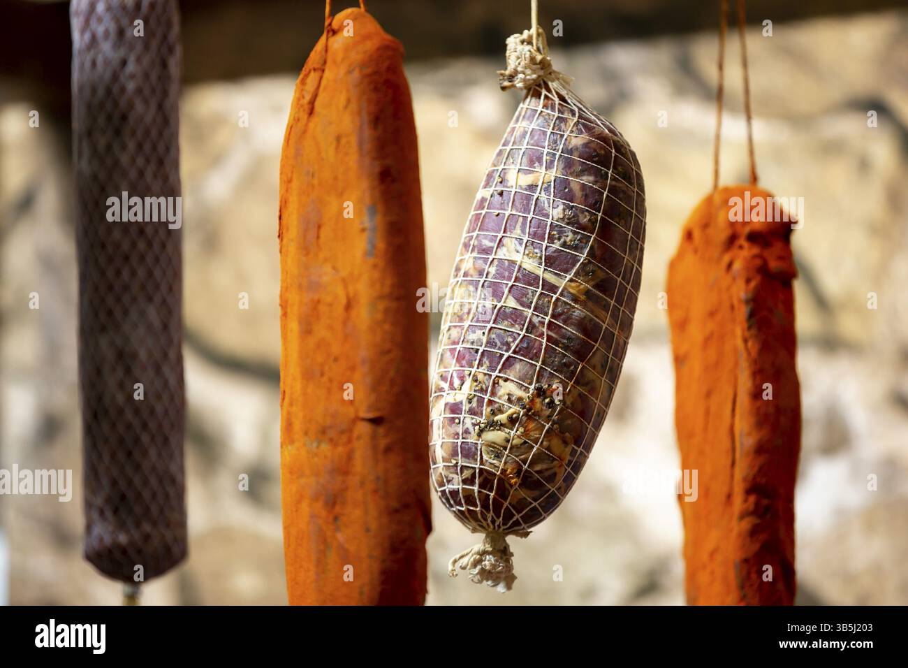 Il manzo e il maiale essiccati verde, marrone e arancia vengono mostrati a una mostra di cibi e bevande Foto Stock