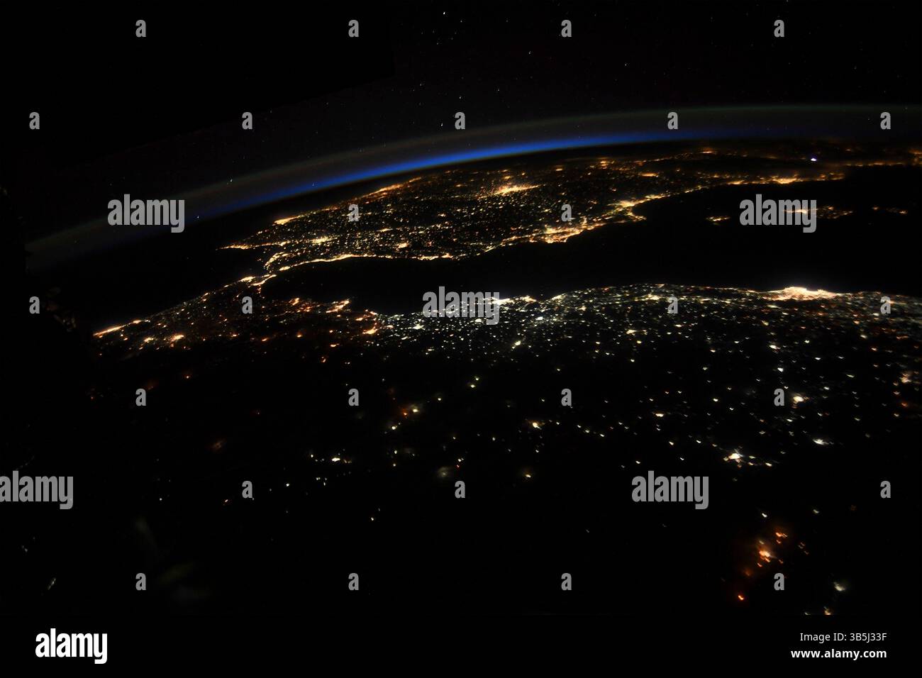 20 agosto 2022, stazione spaziale Internazionale, ORBITA TERRESTRE: Rimane un piccolo frammento di luce diurna mentre il sole tramonta e le luci della città illuminano il Nord Africa, la Spagna e lo stretto di Gibilterra, il 28 luglio 2022, dall'orbita terrestre. (Immagine di credito: © Bob Hines/NASA/Planet Pix via ZUMA Press Wire) Foto Stock 20 agosto 2022, stazione spaziale Internazionale, ORBITA TERRESTRE: Rimane un piccolo frammento di luce diurna mentre il sole tramonta e le luci della città illuminano il Nord Africa, la Spagna e lo stretto di Gibilterra, il 28 luglio 2022, dall'orbita terrestre. (Immagine di credito: © Bob Hines/NASA/Planet Pix via ZUMA Press Wire) Foto Stock