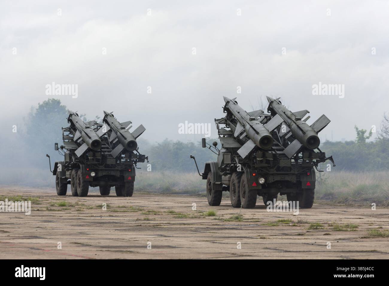 Due complessi missilistici antiaerei mobili su camion, lanciatore balistico con missili pronti ad attaccare su potenti mezzi di trasporto militari su tutti i terreni. Foto Stock