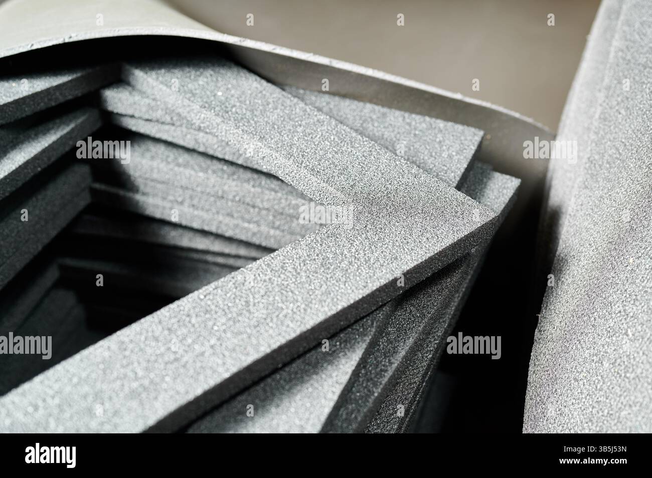 Telai in schiuma impilati con cura per soluzioni di imballaggio creative e per la progettazione di confezioni regalo esclusive con materiali in cartone resistenti Foto Stock
