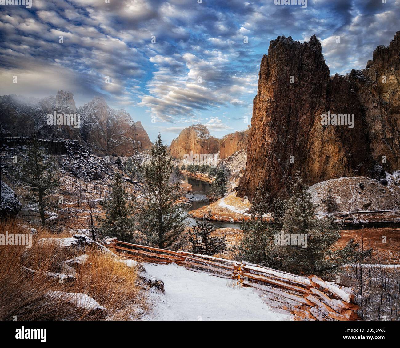 Smith Rock State Park, con il fiume Crooked e l'alba. E la neve cade nell'Oregon Foto Stock