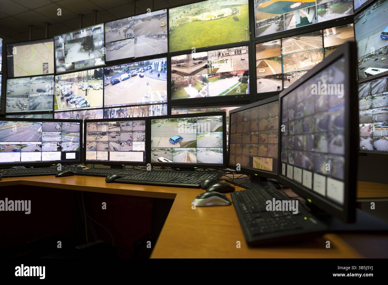 La sala di controllo del centro di sorveglianza della città. Monitor di computer che mostrano le telecamere in tutta la città Foto Stock