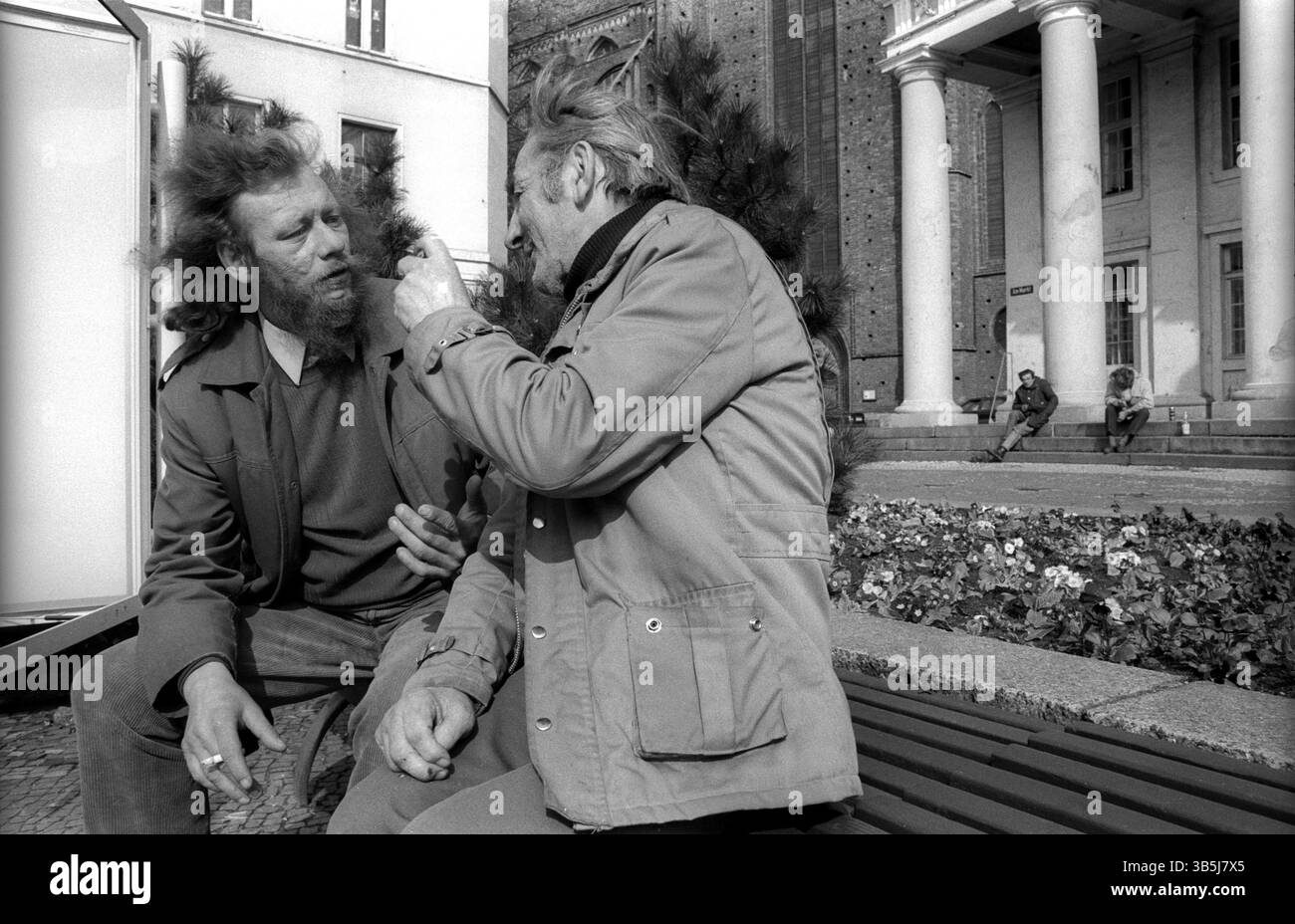 Germania, Schwerin, 02.04.1992, senzatetto sulla piazza del mercato di Schwerin, Europa Foto Stock