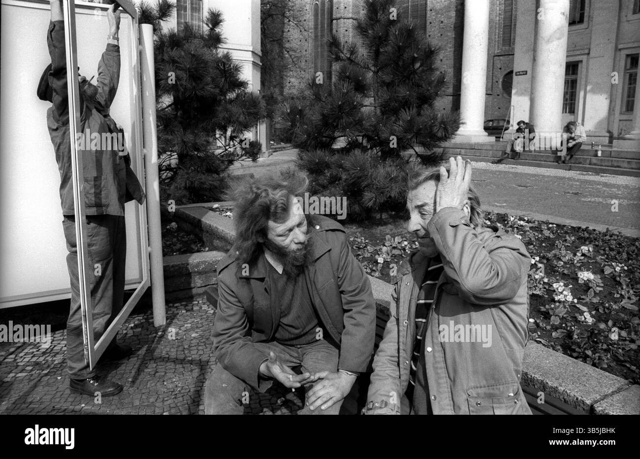 Germania, Schwerin, 02.04.1992, senzatetto sulla piazza del mercato di Schwerin, Europa Foto Stock