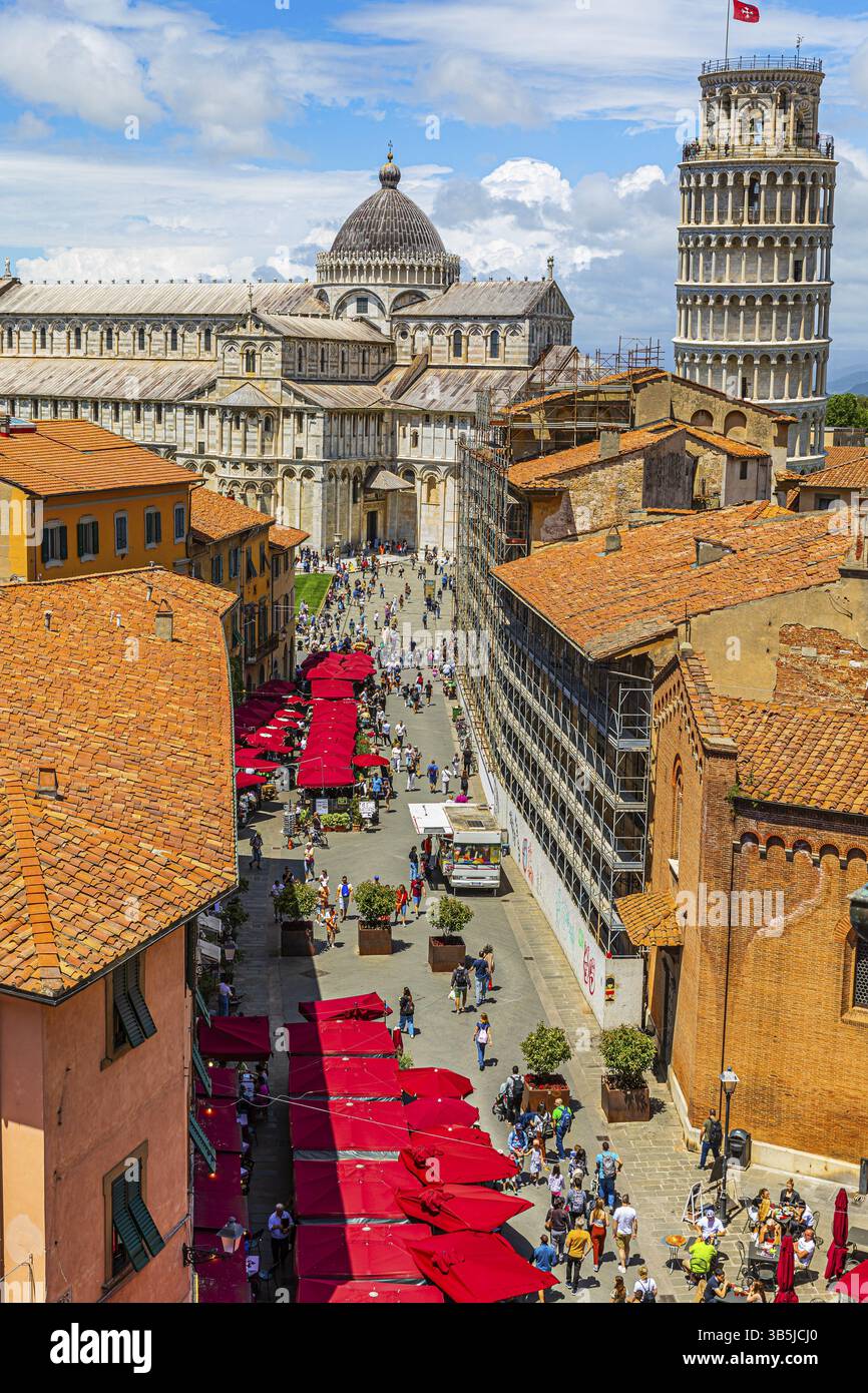 Sopra i tetti di Pisa, dietro la Cattedrale di Santa Maria Assunta e la Torre Pendente, via Santa Maria, Pisa, Toscana, Italia, Europa Foto Stock