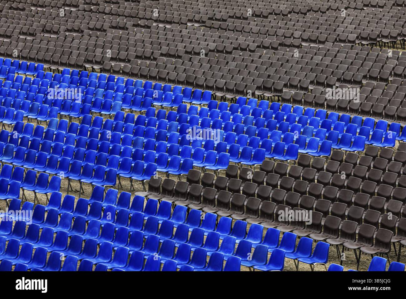 File blu e nere di sedie nell'area di pubblico del festival estivo di Lucca, Toscana, Italia, Europa Foto Stock