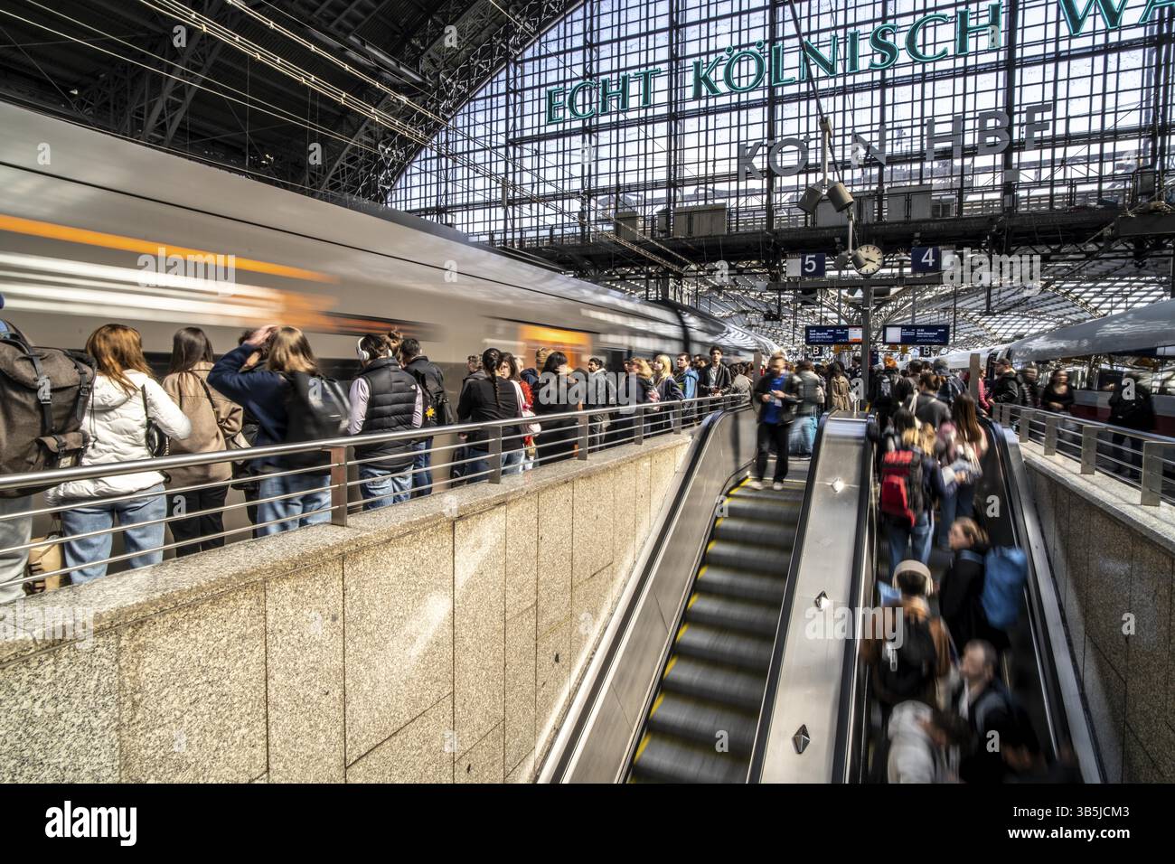 Stazione centrale di Colonia, scale mobili da e per il binario, passeggeri in attesa del treno, Colonia, Renania settentrionale-Vestfalia, Germania, Europa Foto Stock