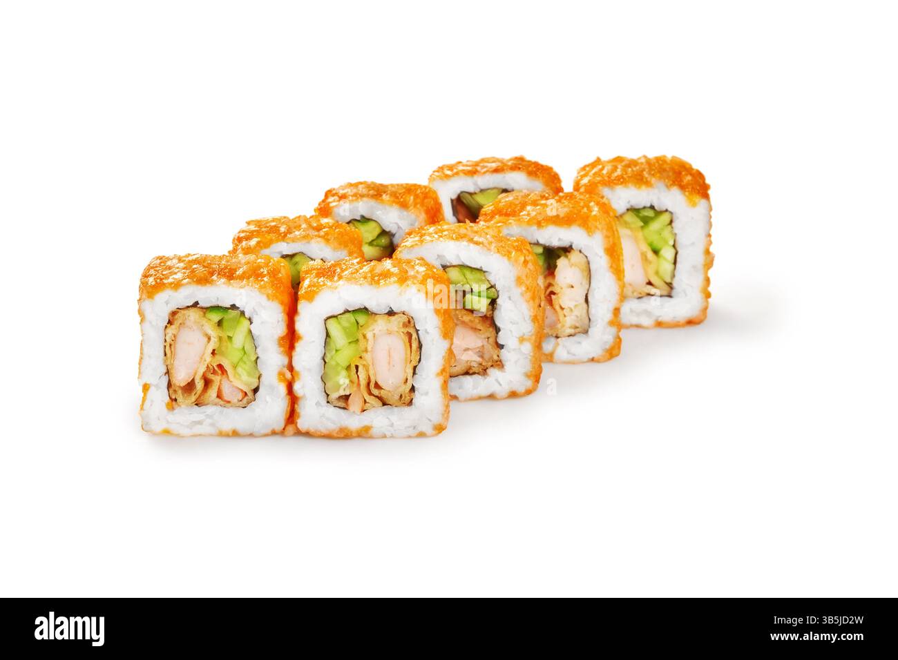 Deliziosi sushi caldi con ripieno di salmone, avocado e cetrioli ricoperti di pangrattato, isolati su sfondo bianco Foto Stock