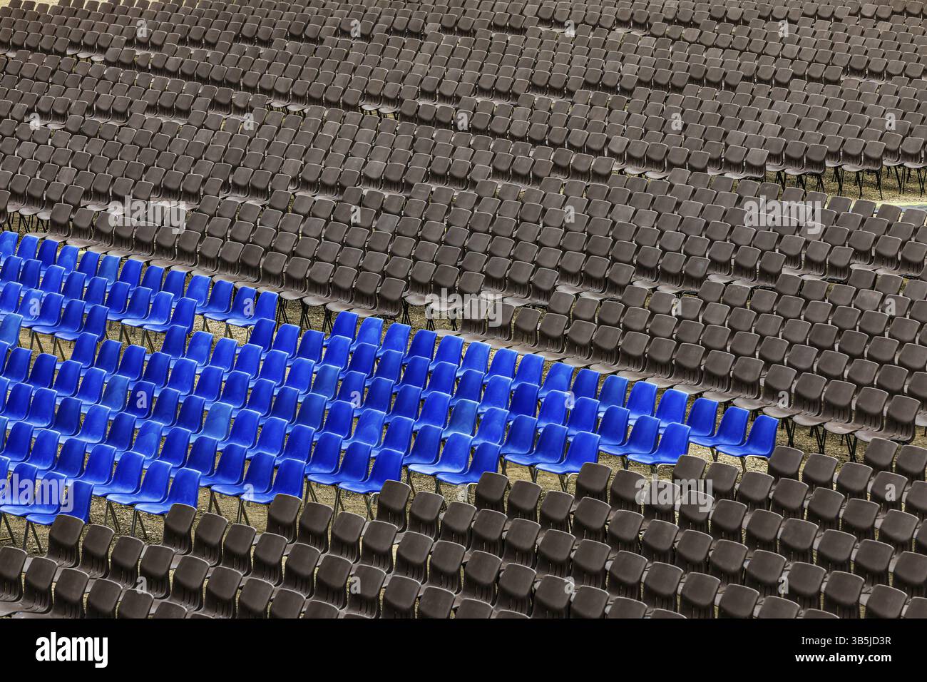 File blu e nere di sedie nell'area di pubblico del festival estivo di Lucca, Toscana, Italia, Europa Foto Stock