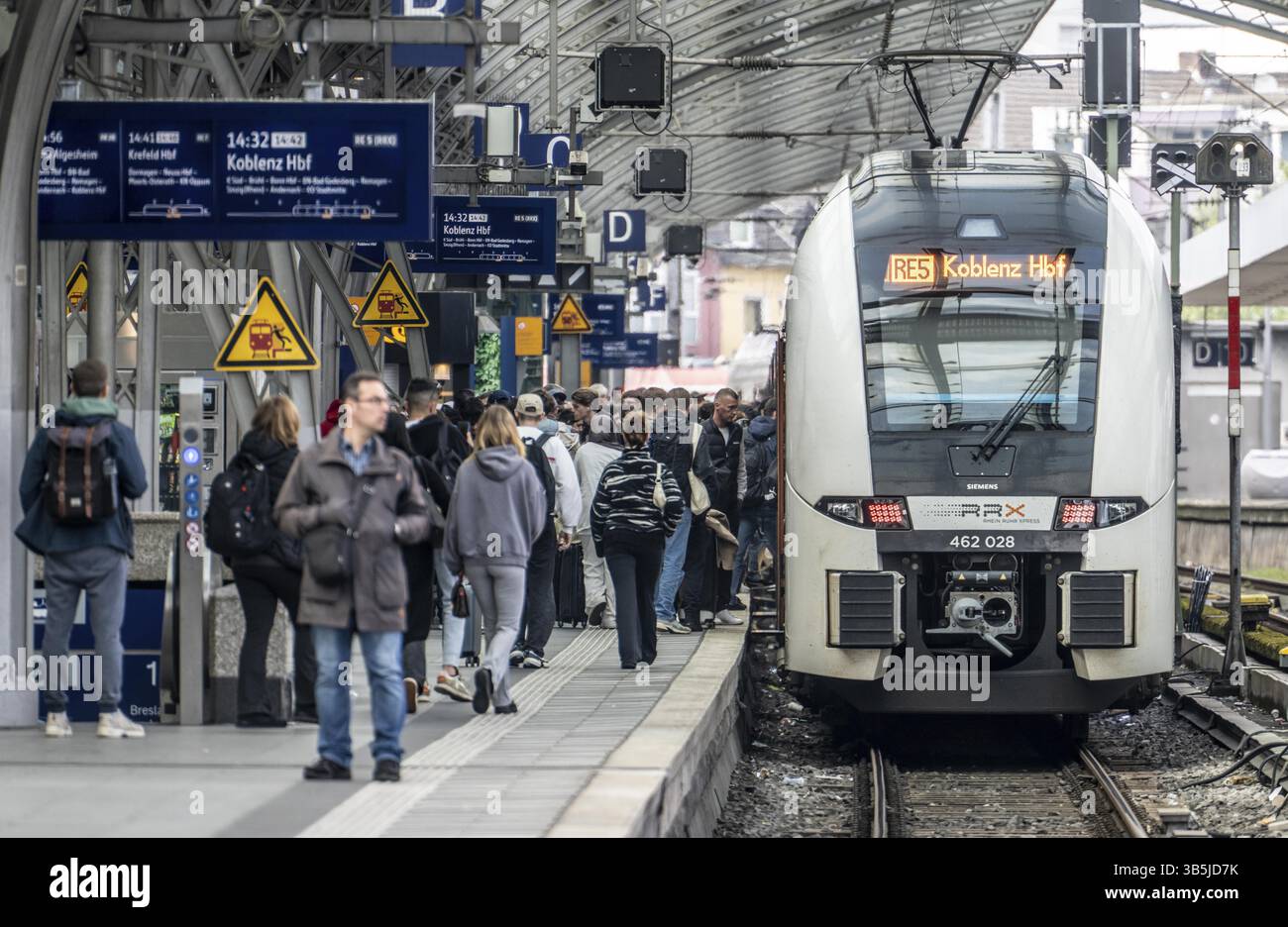Stazione centrale di Colonia, treno regionale in arrivo, molti passeggeri sul binario, Renania settentrionale-Vestfalia, Germania, Europa Foto Stock