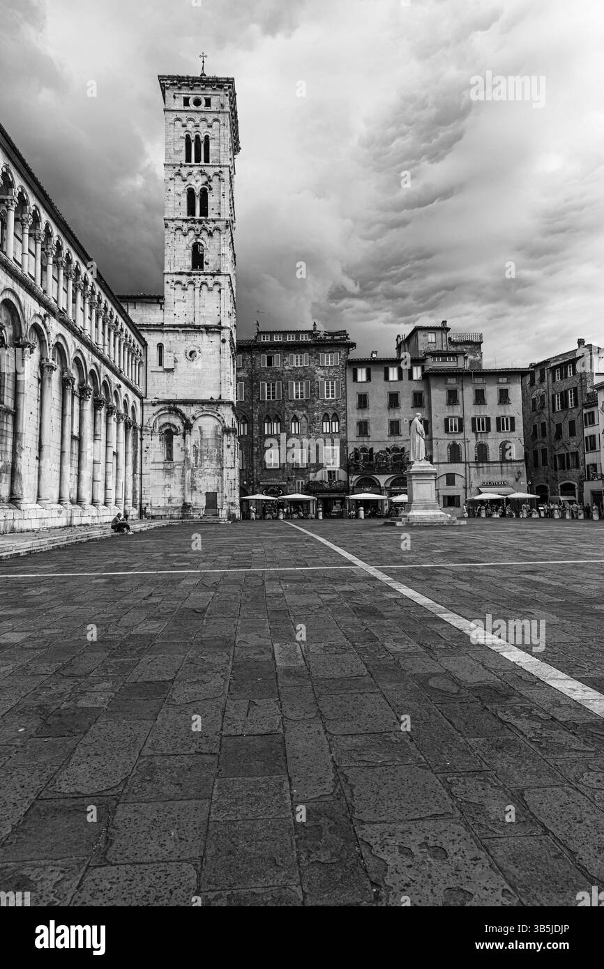 Nuvole di pioggia scura sopra il campanile della chiesa di San Michele in foro, centro storico della città, foto in bianco e nero, Lucca, Toscana, Italia, Europa Foto Stock