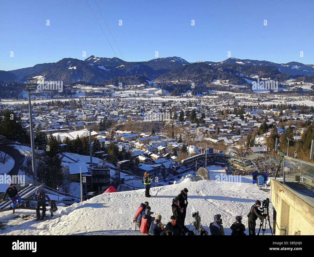 Vista del paesaggio coperto di neve e soleggiato intorno alla città mercato di Oberstdorf nell'Allgaeu durante le qualificazioni per il salto con gli sci Foto Stock
