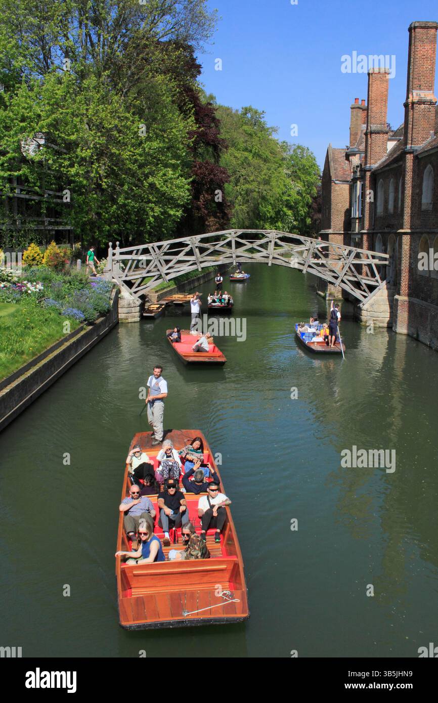 Puntare a Cambridge. Punting sotto il Mathematical Bridge sul fiume Cam presso il Queens College, Università di Cambridge. Cambridgeshire Inghilterra Regno Unito Foto Stock