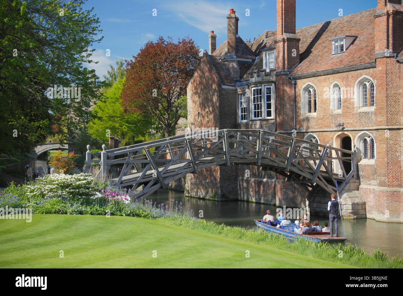 Cambridge Mathematical Bridge. Punting sotto il Mathematical Bridge sul fiume Cam presso il Queens College, Università di Cambridge. Inghilterra Regno Unito Foto Stock