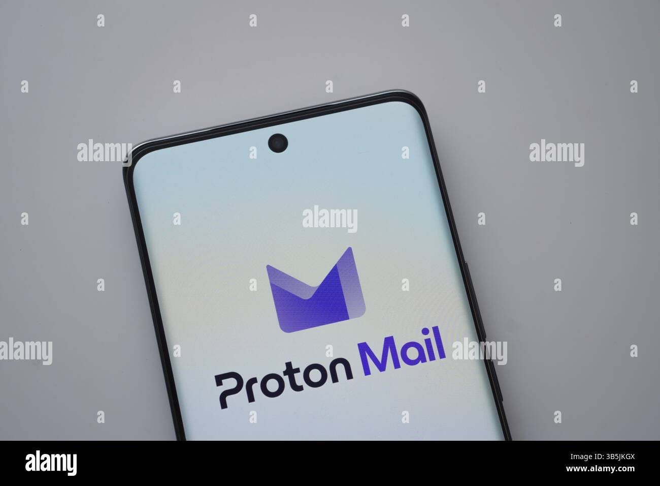 Dacca, Bangladesh - 17 marzo 2025: Il logo della posta protettiva viene visualizzato sullo schermo di uno smartphone Foto Stock