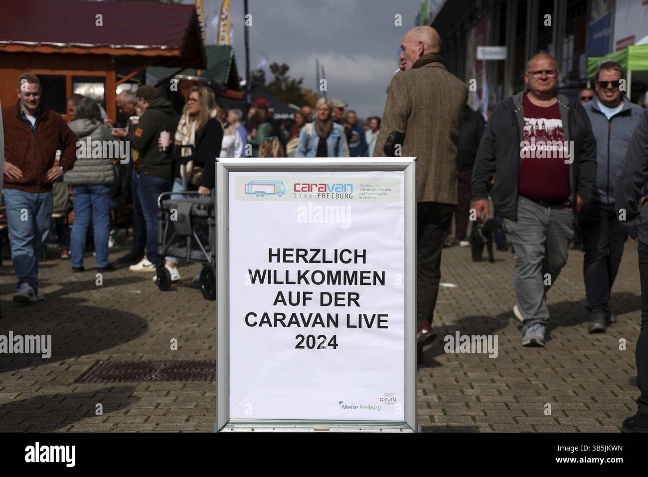 Affollata di visitatori nei giorni festivi, 3 ottobre, all'inaugurazione della fiera - Caravan Live Freiburg 2024 - la fiera per i campeggiatori, Foto Stock
