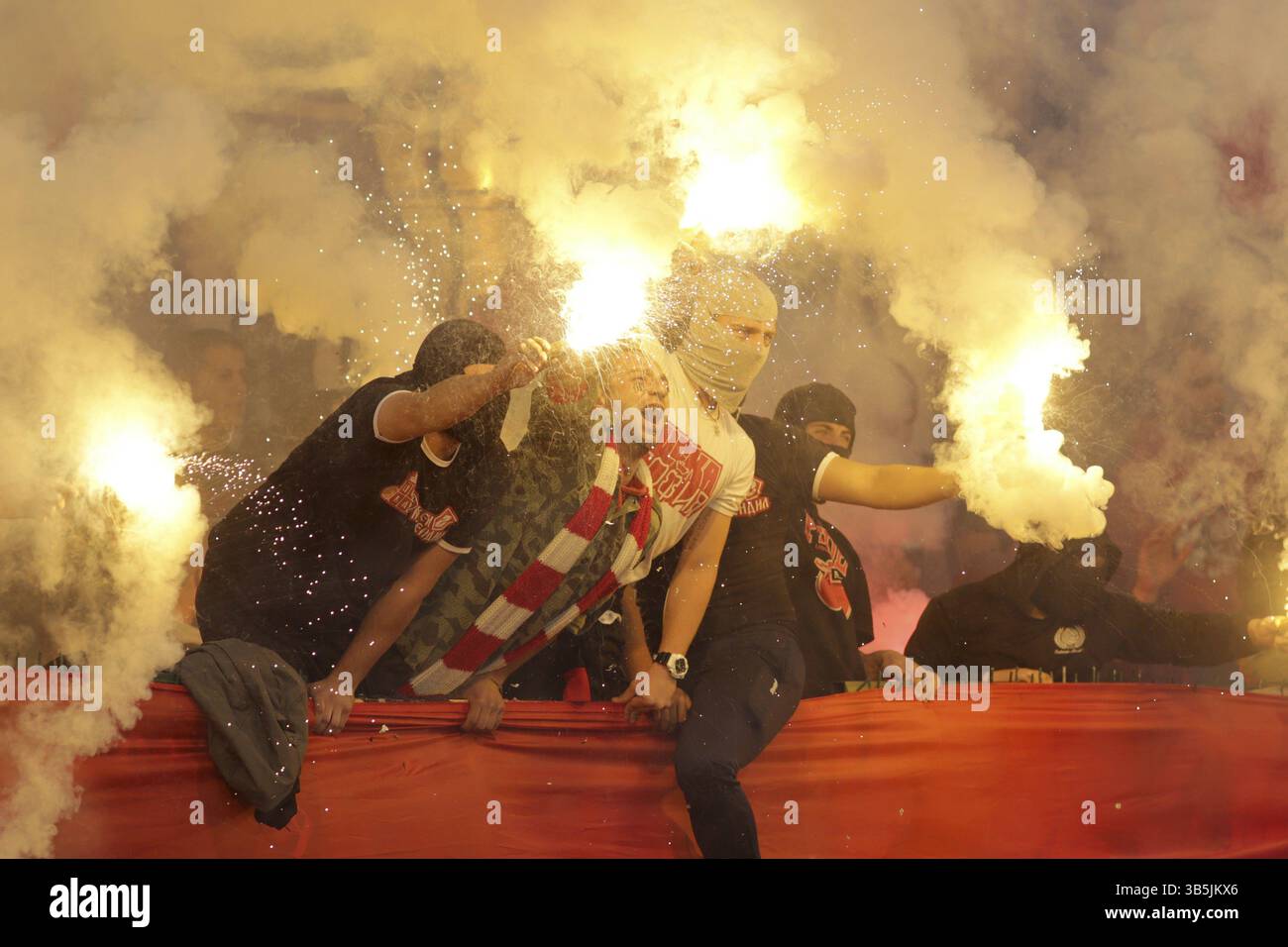 Sofia, Bulgaria - 15 ottobre 2016: I tifosi del CSKA stanno tenendo le torce in fiamme durante una partita tra CSKA bulgaro e Levski sul National Foto Stock