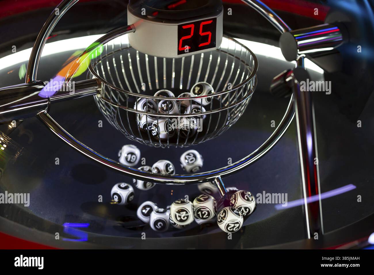 Bianco e nero lotteria le palline in un bingo rotante della macchina. Lotteria di palline in una sfera in movimento. Macchina di gioco d'azzardo e euqipment. Lotteria sfocata sfere Foto Stock