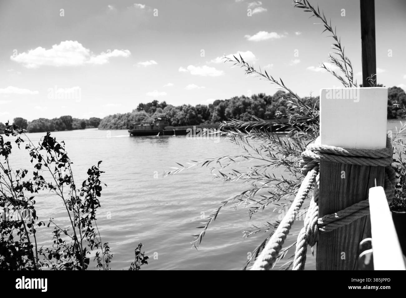 Vista del fiume, passando barge e cielo nuvoloso scuro Foto Stock