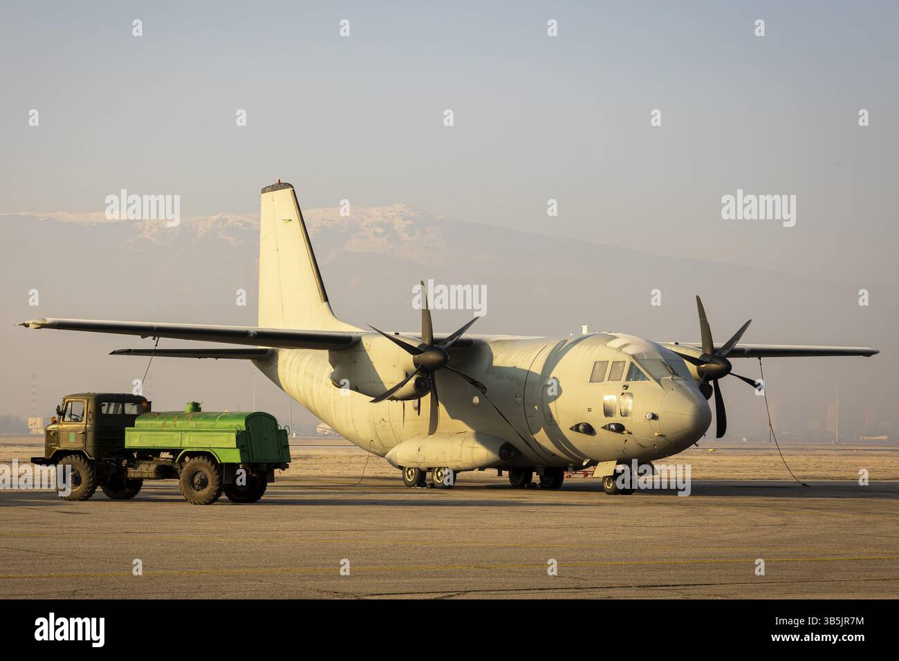 L'aereo da trasporto militare Alenia C-27J Spartan e un camion carburante Foto Stock