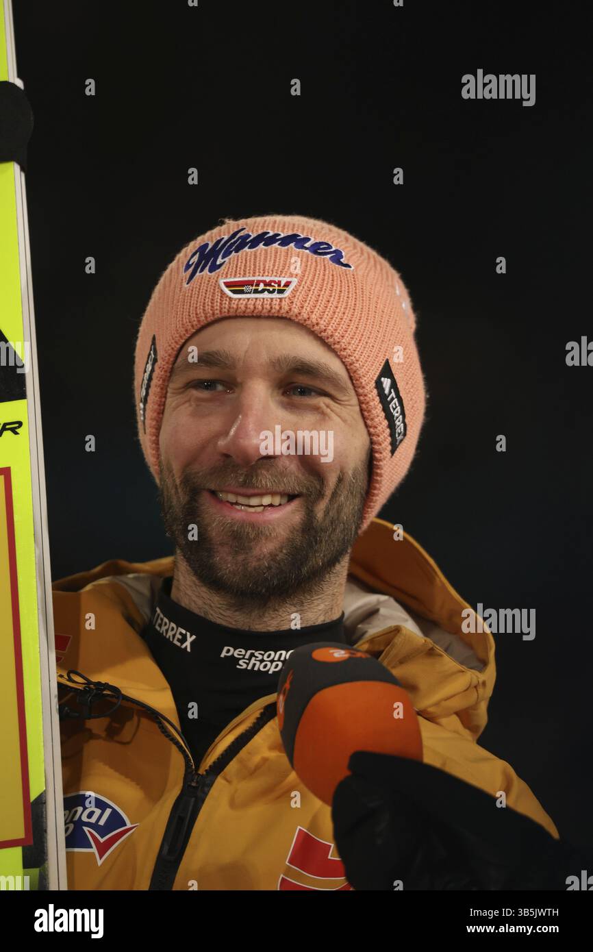 Pius Paschke (SC Kiefersfelden) durante l'intervista dopo la qualificazione per l'evento di apertura del salto con gli sci del 73° Torneo Four Hills di OB Foto Stock