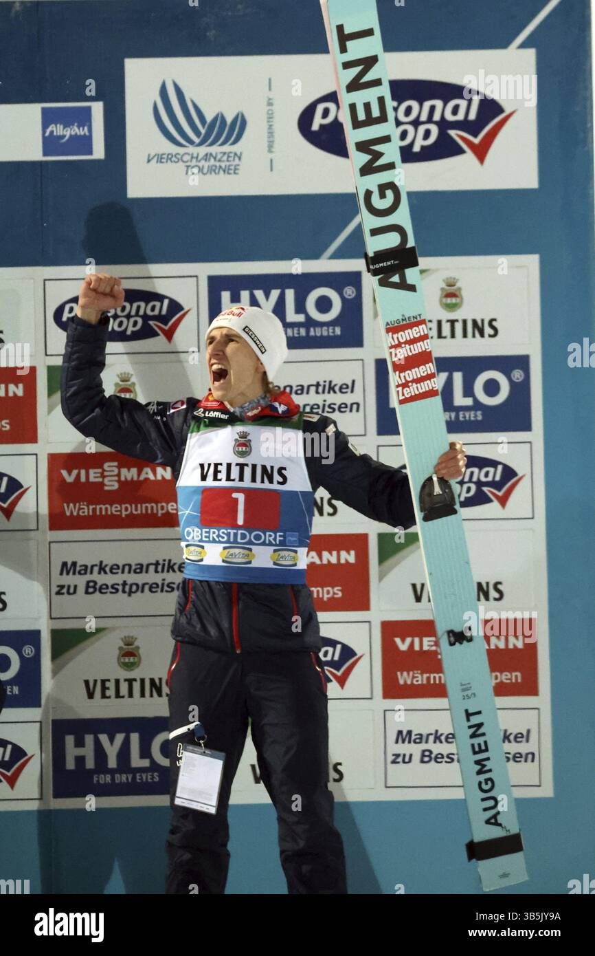 Daniel Tschofenig USV Achomitz / Aut) celebra il suo 3° posto alla gara di apertura del 73° Torneo Four Hills Oberstdorf, Oberstdorf, GE Foto Stock