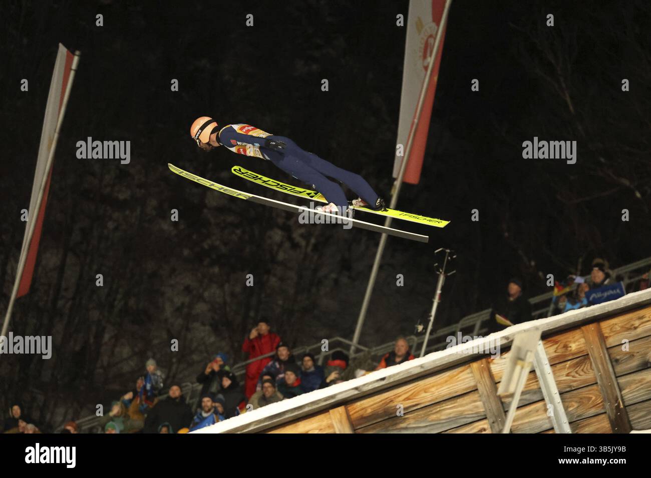 Pius Paschke (SC Kiefersfelden) alla qualificazione per l'apertura dell'evento di salto con gli sci del 73° Torneo Four Hills a Oberstdorf, Oberstdorf, GE Foto Stock