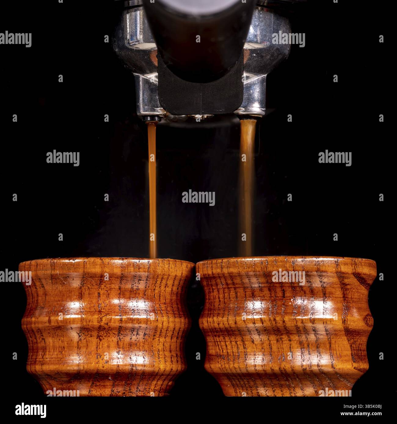 I caffè vengono preparati in piccole tazze di legno con una macchina da caffè Foto Stock