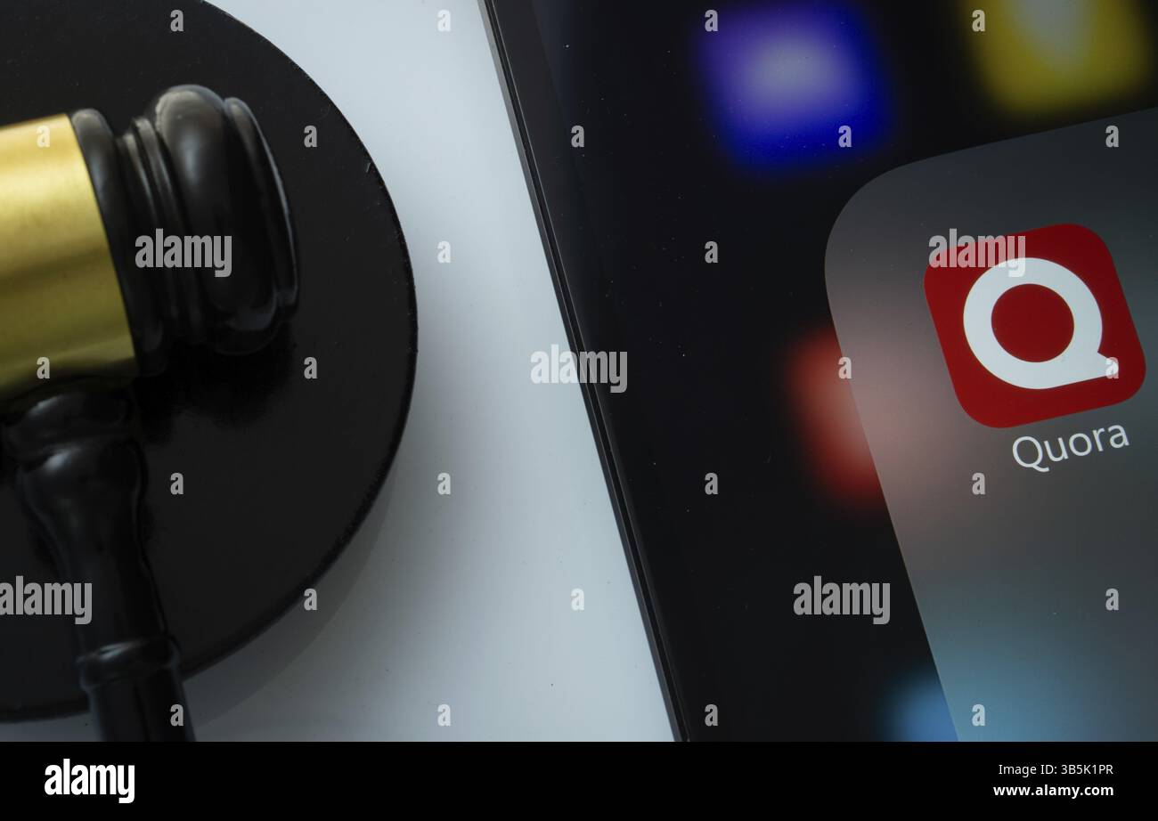 Dhaka, Bangladesh - 18 marzo 2025: Primo piano di uno schermo per iPad che mostra l'app quora accanto al martelletto di un giudice Foto Stock