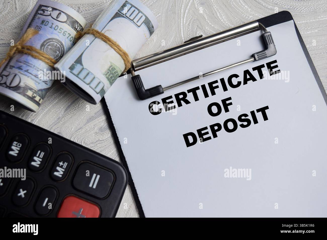 Concetto di certificato di deposito scrivere su documenti cartacei isolati su un tavolo di legno. Foto Stock