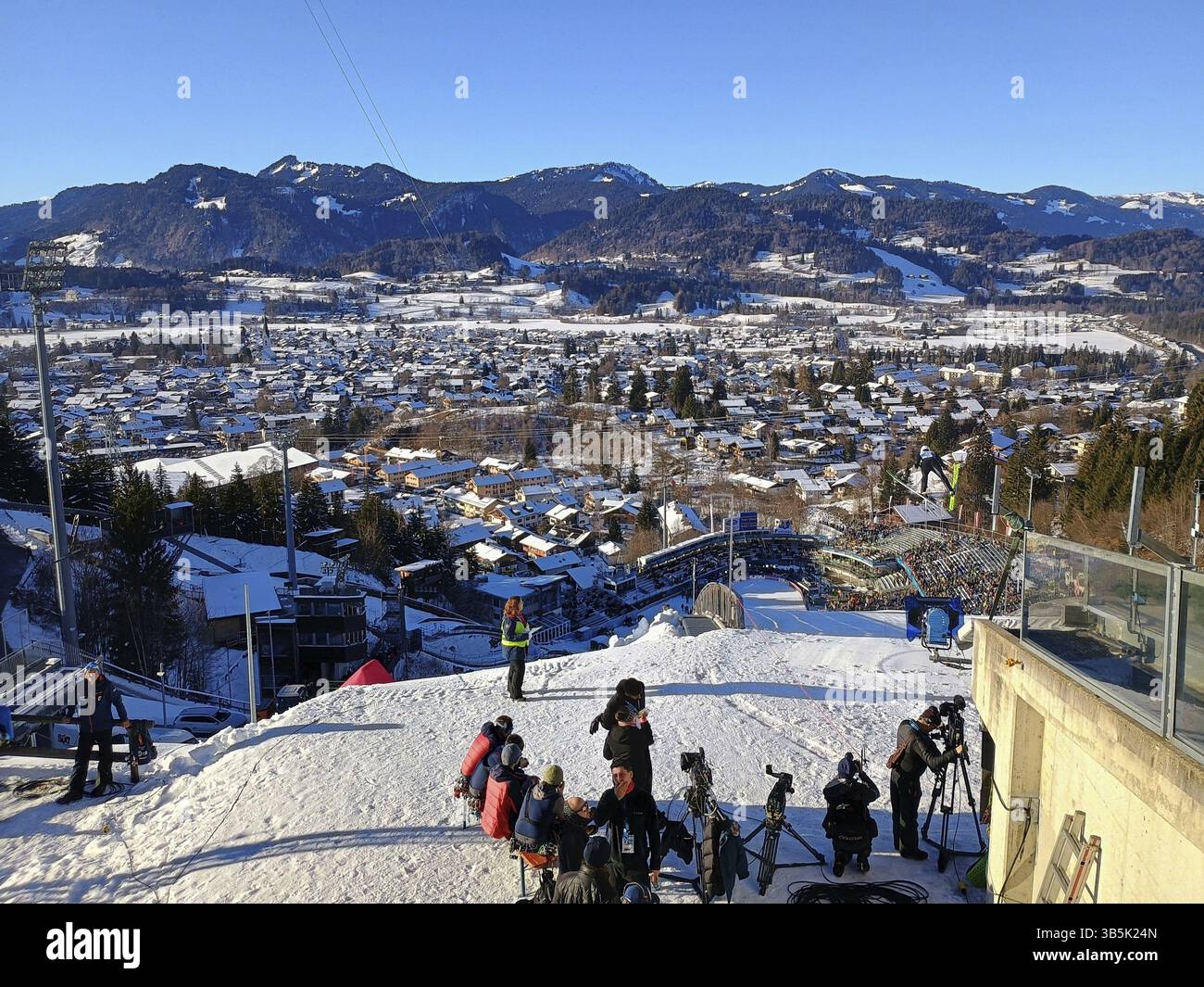 Vista del paesaggio coperto di neve e soleggiato intorno alla città mercato di Oberstdorf nell'Allgaeu durante le qualificazioni per il salto con gli sci Foto Stock