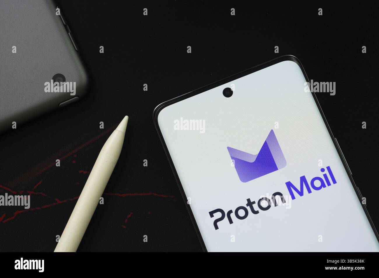 Dacca, Bangladesh - 17 marzo 2025: Il logo della posta protettiva viene visualizzato sullo schermo di uno smartphone Foto Stock