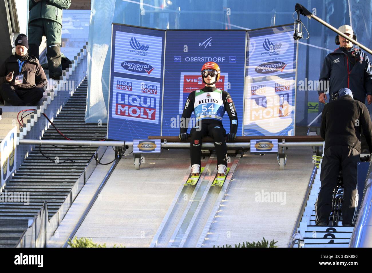 Karl Geiger (SC Oberstdorf) alla qualificazione per l'evento inaugurale di salto con gli sci del 73° Torneo Four Hills a Oberstdorf, Oberstdorf, in Germania Foto Stock