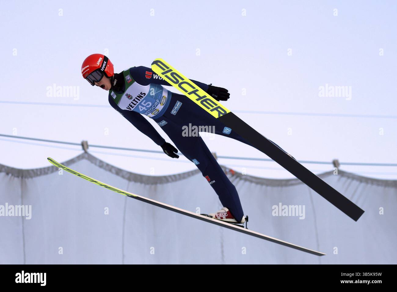 Adrian Tittel (SG Nickelhuette Aue) alla gara di apertura del 73° Four Hills Tournament Oberstdorf, Oberstdorf, Germania / Germania Foto Stock