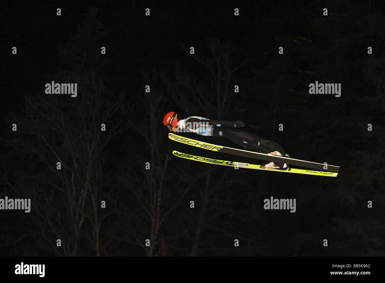 Karl Geiger (SC Oberstdorf) alla qualificazione per l'evento inaugurale di salto con gli sci del 73° Torneo Four Hills a Oberstdorf, Oberstdorf, in Germania Foto Stock