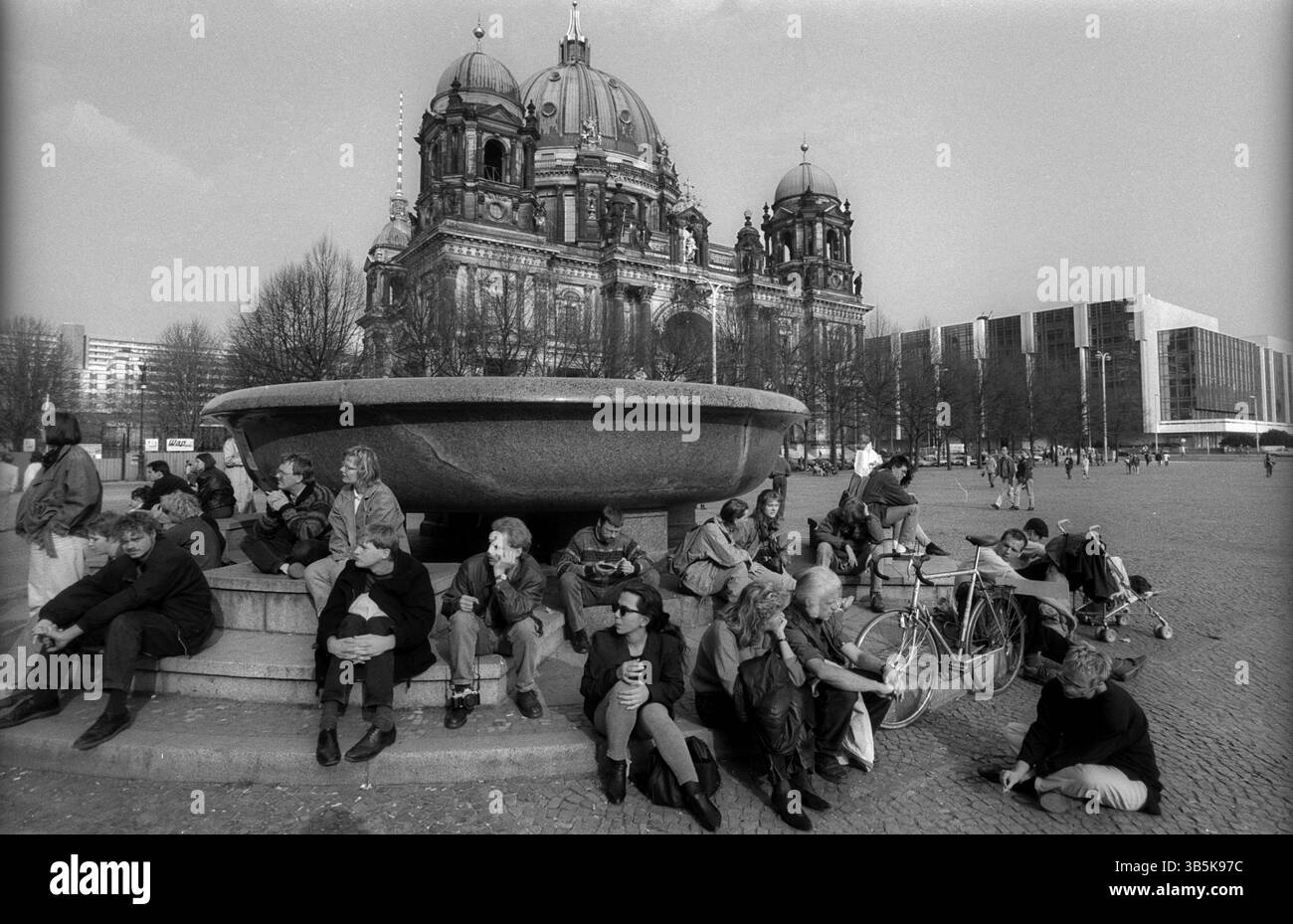 Germania, Berlino, 05.04.1992, Lustgarten, ciotola di granito di fronte al Vecchio Museo, gruppo di persone, Cattedrale di Berlino, Palazzo della Repubblica, Europa Foto Stock