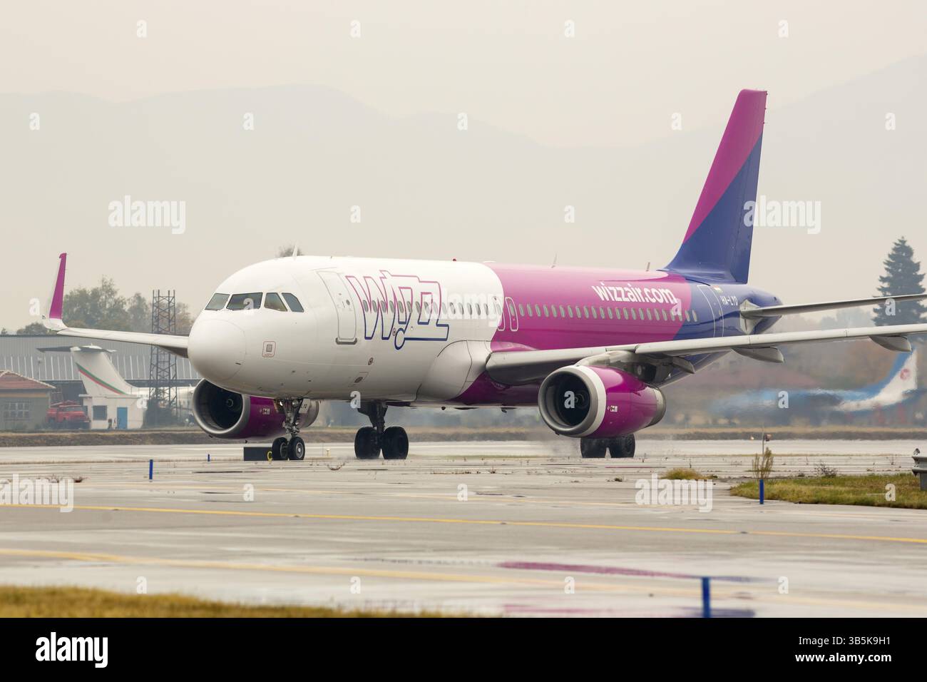 Sofia, Bulgaria - 16 ottobre 2016: Aereo Wizz Air sulla pista dopo l'atterraggio all'aeroporto Foto Stock