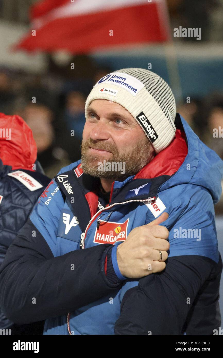L'allenatore nazionale di salto con gli sci Andreas Widhoelzl alla gara di apertura del 73° Torneo Four Hills Oberstdorf, Oberstdorf, Germania / Germania Foto Stock