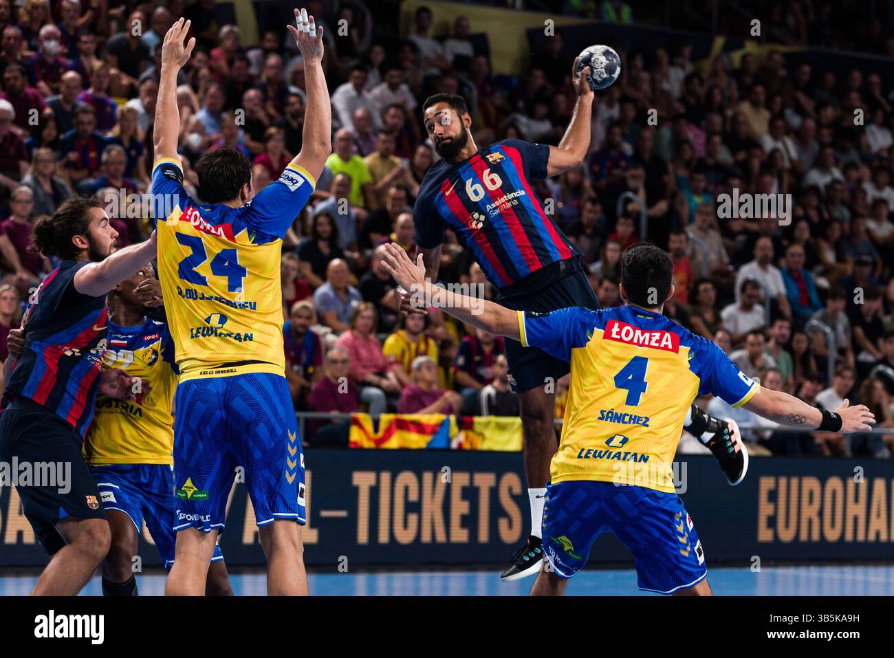 22 settembre 2022, Barcellona, Spagna: Melvyn Richardson del FC Barcelona in azione durante la partita della EHF Champions League tra FC Barcelona e Lomza industria Kielce al Palau Blaugrana il 22 settembre 2022 a Barcellona, Spagna. (Immagine di credito: © Javier Borrego/AFP7 via ZUMA Press Wire) Foto Stock
