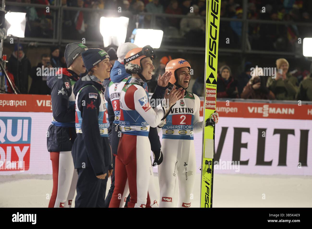 Festeggiamenti austriaci sullo Schattenberg di Oberstdorf, Stefan Kraft (Austria / AUT) celebra la vittoria con i suoi compagni di squadra alla gara di apertura di Foto Stock