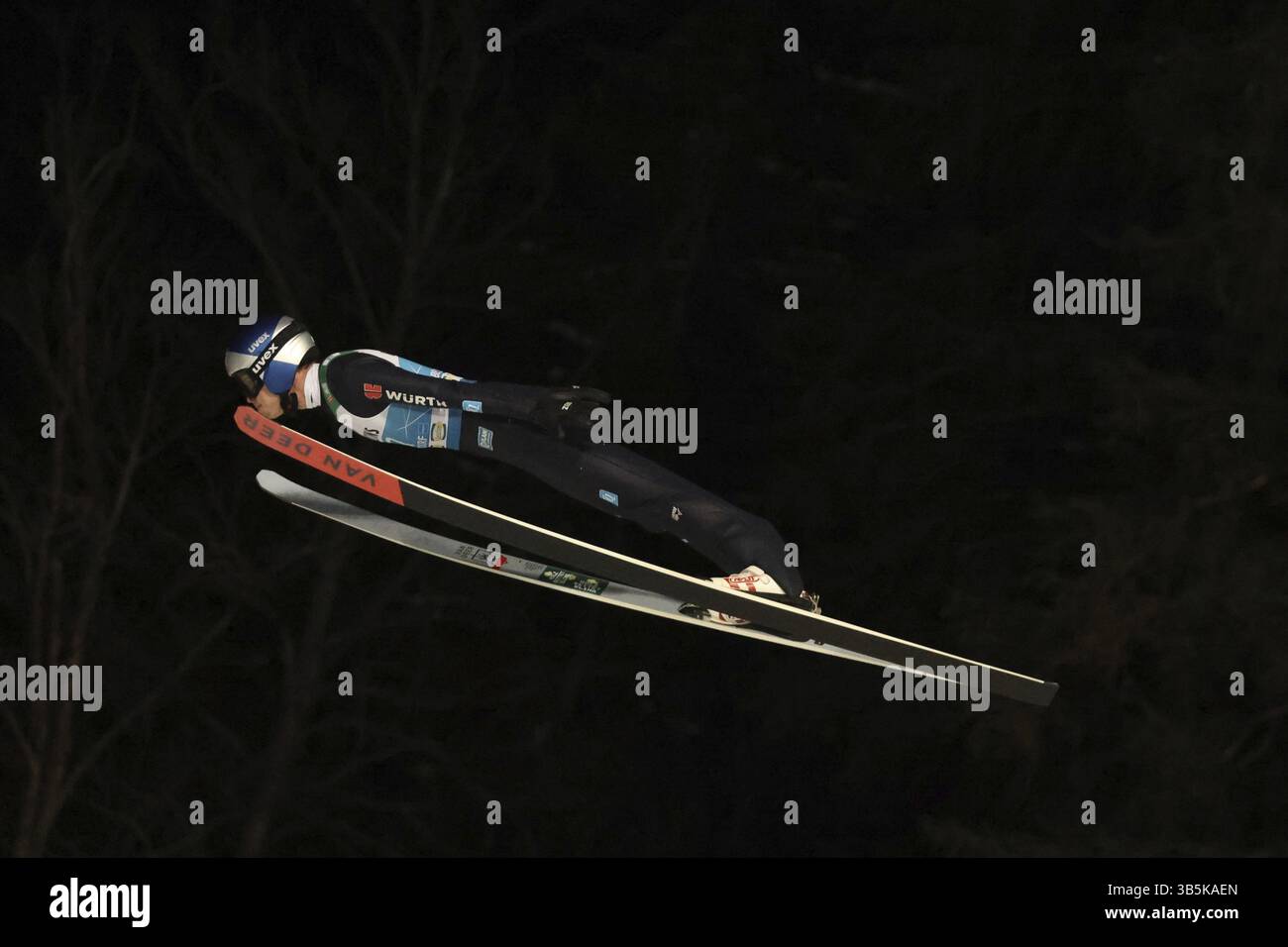 Andreas Wellinger (SC Ruhpolding) alla qualificazione per la gara inaugurale di salto con gli sci del 73° Torneo Four Hills di Oberstdorf, Oberstdorf, Foto Stock