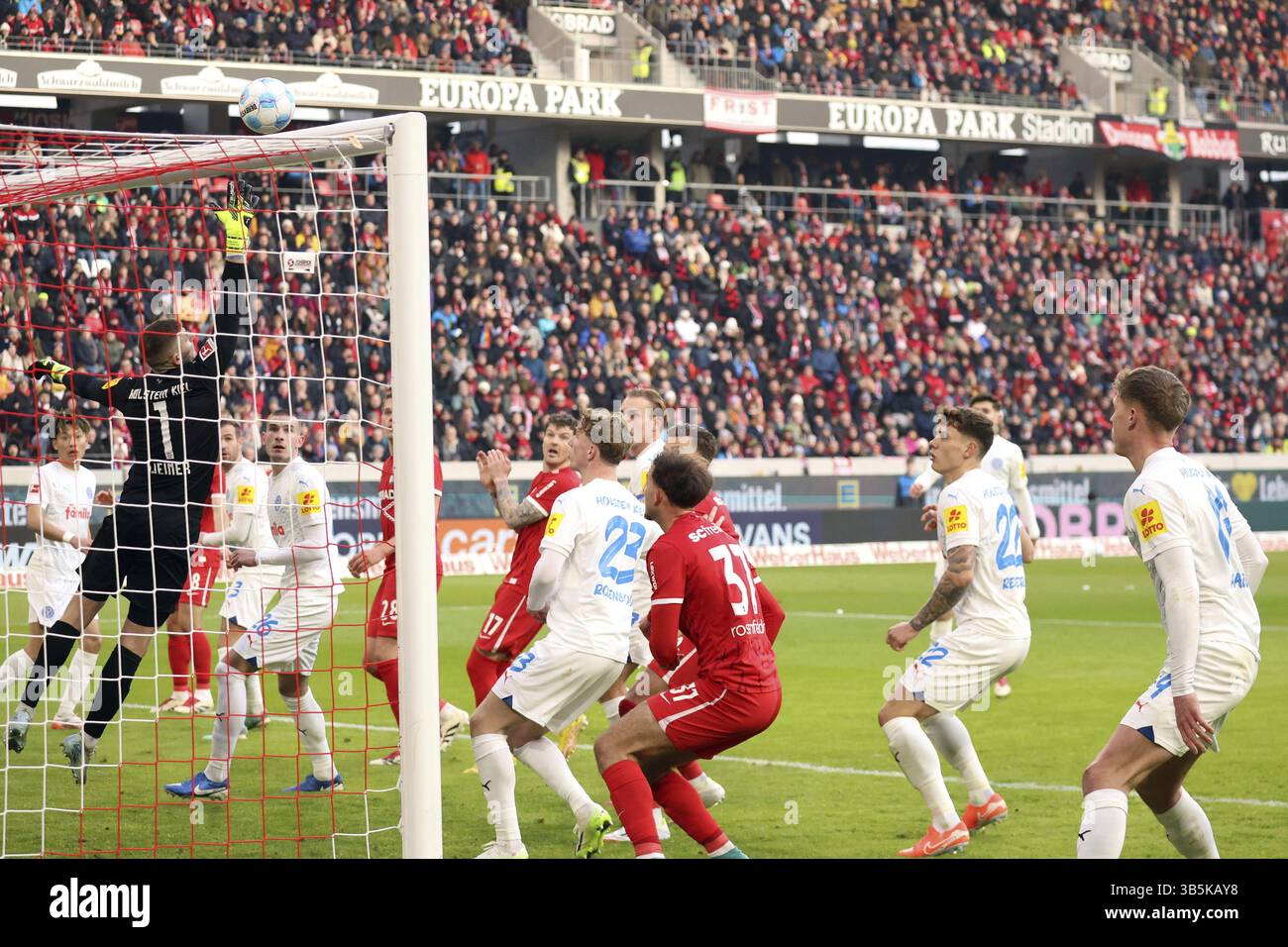 Il calcio di punizione di Christian Guenter (SC Freiburg) affonda sul portiere Timon Weiner (Holstein Kiel) per arrivare a 2-0 in favore del Friburgo durante la 1a FBL Foto Stock