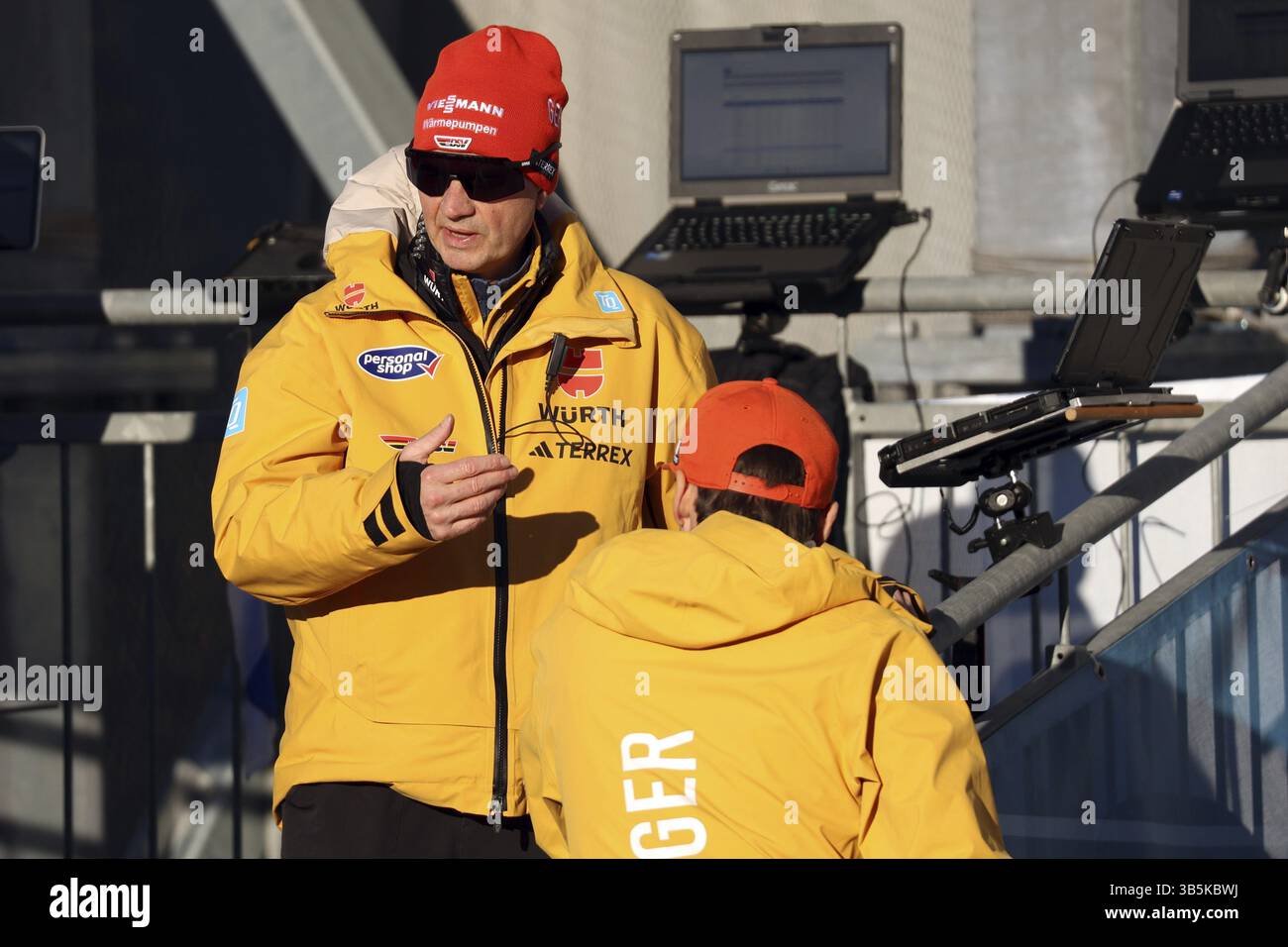 L'allenatore nazionale Stefan Horngacher (salto con gli sci) ha avuto molto da fare durante le qualificazioni per l'evento di lancio con gli sci del 73° Four Hills Tourn Foto Stock