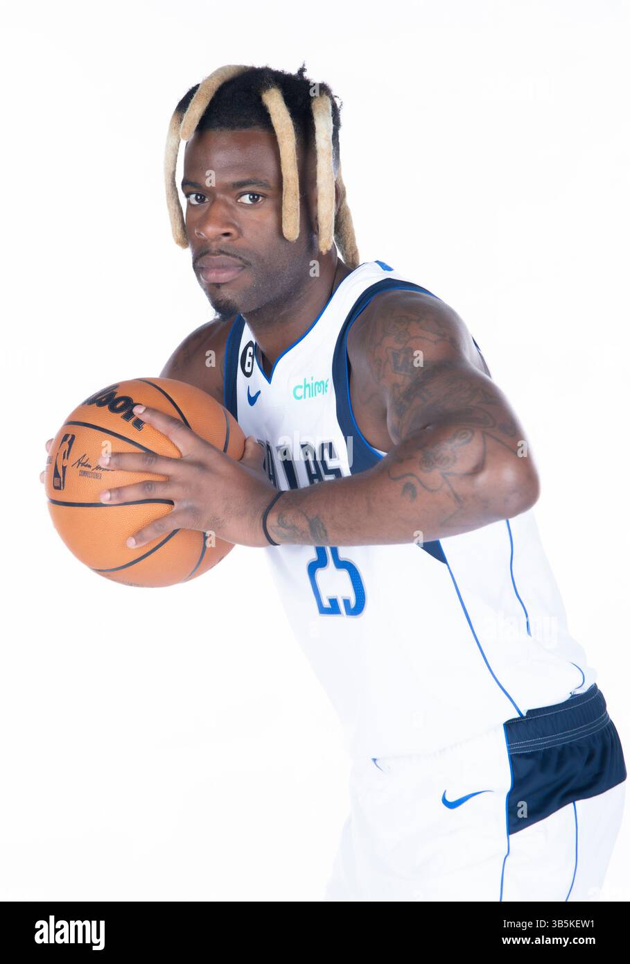 26 settembre 2022: La guardia dei Dallas Mavericks Reggie Bullock #25 posa durante il Dallas Mavericks Media Day tenutosi all'American Airlines Center di Dallas, Texas (immagine di credito: © Albert pena/CSM via ZUMA Press Wire) Foto Stock