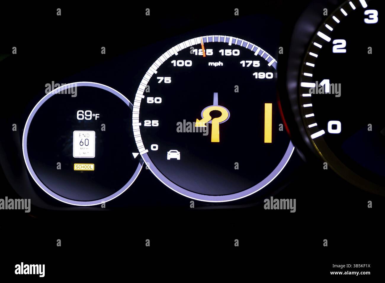 Chilometraggio leggero moderno (cruscotto, chilometraggio) isolato su sfondo nero. Nuova esposizione di un'auto moderna. Fine del limite di 60 miglia/h. Scuola Foto Stock