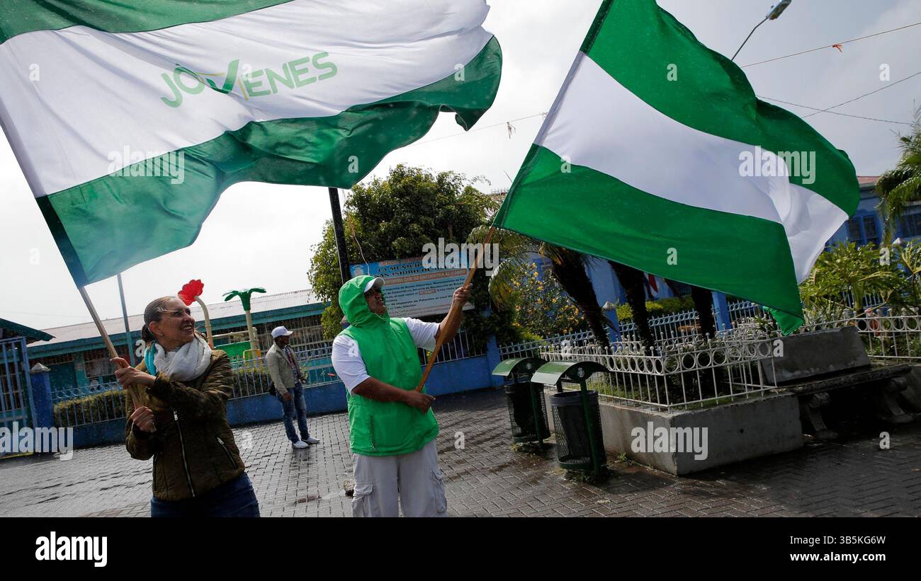 23 settembre 2022: 14/01/2018. San Isidro de Heredia Hora: 10:50. EN el centro de San Isidro de Heredia, el fuerte viento y la lluvia afectaron a transeÃÂºntes y a visitantes de la feria del Agrictor. EN la foto, Melissa Vindas y Cristian Porras aprovecharon el viento para onDear sus banderas en un ''piquete'' del Partido LiberaciÃÂ³n Nacional (PLN). .Fotos: Mayela LÃÂ³pez (immagine di credito: © Mayela LÃÂ³Pez/la Nacion via ZUMA Press) Foto Stock
