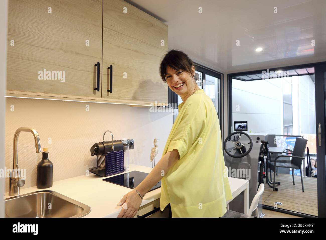 Non manca nulla nella piccola cucina: Il modello Cora si sta chiaramente divertendo sulla nuovissima casa galleggiante, la novità della fiera Interboot 2024 Friedr Foto Stock