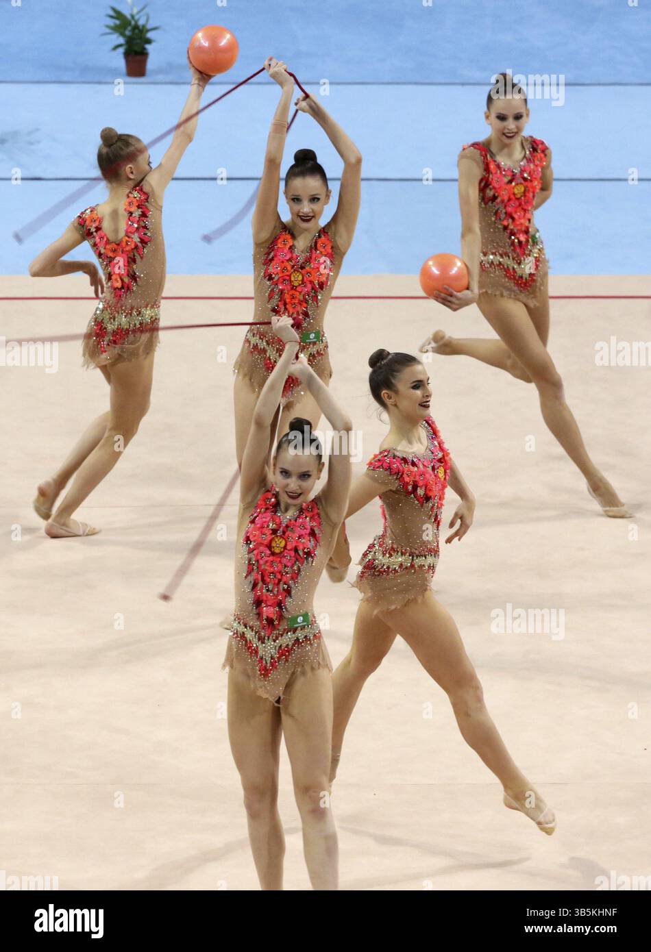 Sofia, Bulgaria - 1 aprile 2018: La squadra russa si esibisce con palle e corde durante la Coppa del mondo di ginnastica ritmica Sofia 2018. Torneo di gruppo Foto Stock